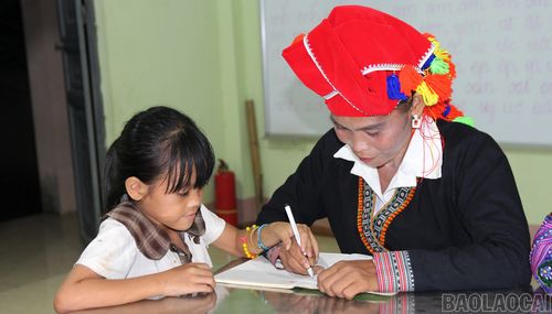 Lớp học còn có những học viên hoàn cảnh rất đặc biệt. Năm nay 44 tuổi, chị Đặng Thị Tam, mẹ của 5 người con, lần đầu được thực hiện ước mơ học chữ còn dang dở từ thuở nhỏ vì không có điều kiện đến trường. Mỗi tối, cô con gái út chuẩn bị bước vào lớp 3 lại trở thành "người bạn học", kiên nhẫn hướng dẫn mẹ cầm bút, tập viết từng con chữ. Dù chữ viết còn chậm, việc đọc còn khó khăn, nhưng tối nào chị cũng đều đặn đến lớp với mong muốn một ngày có thể tự đọc được những trang sách và tự viết tên mình.