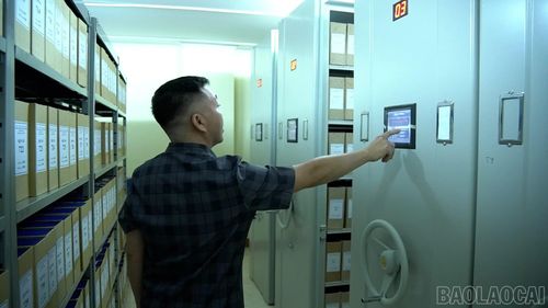Hệ thống giá lưu trữ thông minh tại Trung tâm Dịch vụ tổng hợp Nội vụ tỉnh giúp theo dõi tình trạng kho, số lượng tài liệu và các thông số môi trường bảo quản.