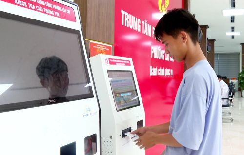 Công dân đến làm thủ tục tại Trung tâm Phục vụ hành chính công phường Lào Cai.