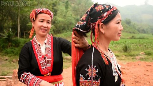 Vẻ đẹp của phụ nữ Dao đỏ thôn Làng Đung, xã Khánh Hòa.
