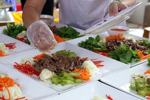 Nhà hàng tiệc cưới là nơi phục vụ lượng thực khách rất lớn cùng một thời điểm