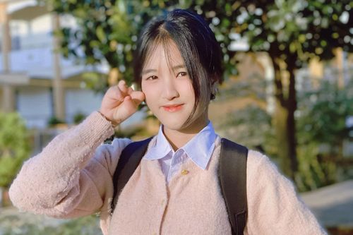 Thị Khuyết sinh ra không may khuyết tật bẩm sinh nhưng với tinh thần nỗ lực, lạc quan, em đã đạt nhiều thành tích trong học tập