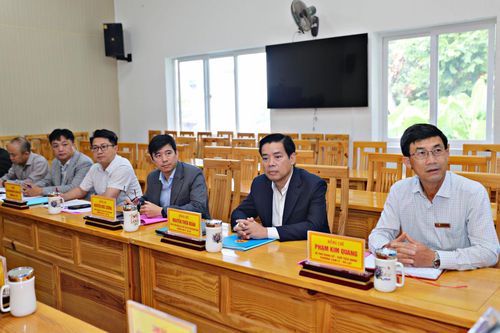 Lãnh đạo Đảng ủy, UBND, các phòng, ban phường Cam Ly - Đà Lạt dự hội nghị