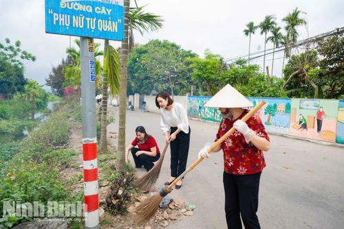 Mô hình chính quyền địa phương tinh gọn, tạo động lực phát huy mạnh mẽ vai trò của các tổ chức đoàn thể và cộng đồng tự quản. (Trong ảnh: Phụ nữ xã Yên Từ thực hiện dọn dẹp vệ sinh, làm đẹp cảnh quan tại tuyến đường tự quản). Ảnh: Ngọc Linh