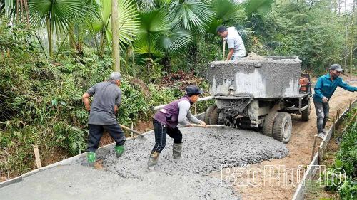 Thi công cứng hóa đường giao thông tại xã Vạn Xuân.