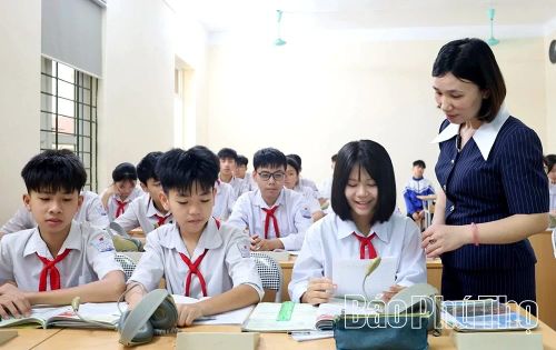 Giáo viên Trường THCS Hưng Hóa, xã Tam Nông trao đổi thông tin về hướng nghiệp.