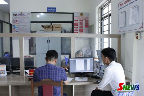 Nhân dân đến làm thủ tục đăng ký xe tại công an phường Chiềng Sinh.