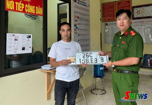 Công an xã Chiềng Mai trao biển số xe ô tô cho chủ phương tiện.