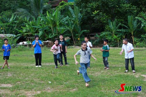 Các bạn thiếu nhi tham gia chơi các trò chơi dân gian trong kỳ nghỉ hè.