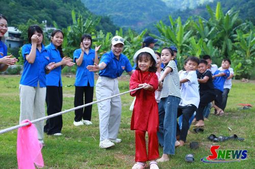 Thiếu nhi xã Tạ Khoa tham gia chơi trò chơi kéo co trong buổi sinh hoạt hè.