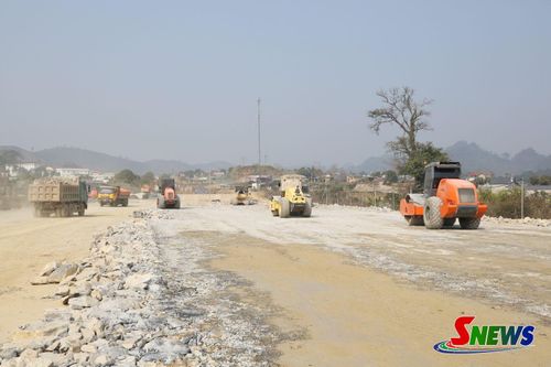 Thi công tuyến đường bộ cao tốc Hòa Bình - Mộc Châu. Ảnh: PV