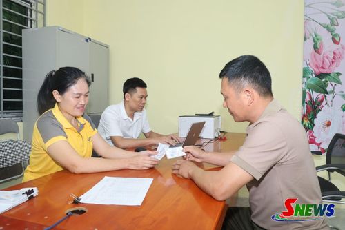 Người dân xã Mường Chiên nhận thẻ BHYT tại điểm Bưu điện - văn hóa xã Mường Chiên