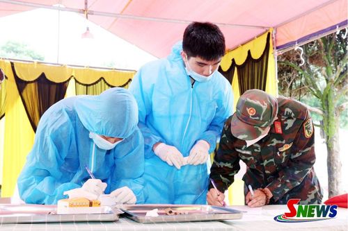 Triển khai lấy mẫu sinh phẩm tại nghĩa trang liệt sĩ xã Thuận Châu.