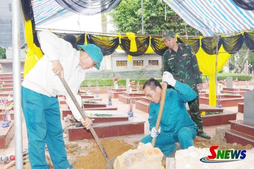 Các Tổ công tác tiến hành khai quật hài cốt liệt sĩ tại Nghĩa trang liệt sĩ xã Thuận Châu.