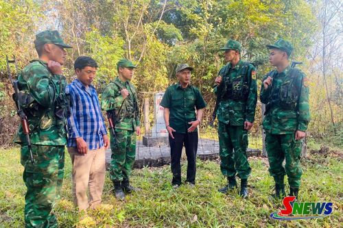 Ông Giàng Chợ Sộng cùng cán bộ, chiến sĩ Đồn Biên phòng Mường Lạn tuần tra bảo vệ đường biên, cột mốc.