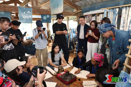 Đoàn Famtrip trải nghiệm nhuộm chàm.
