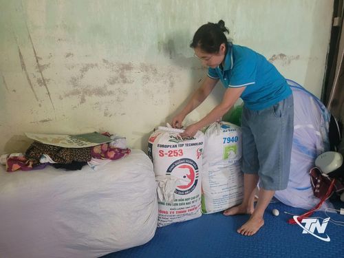 Chị Hứa Thị Thùy đã đóng gói sẵn tài sản, vật dụng thiết yếu và gửi bớt lương thực, đồ dùng lên các nhà ở vị trí cao hơn để có thể di chuyển ngay khi nước lũ dâng.