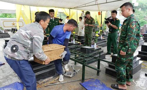 Tiểu sành được đưa lên từ các phần mộ.