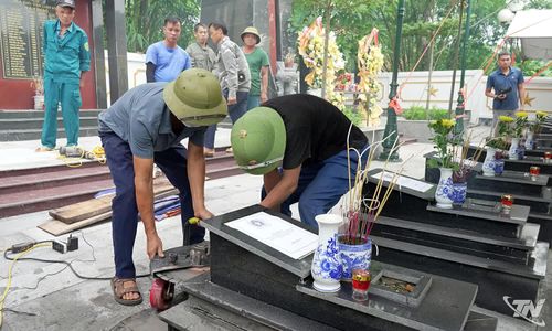 Lực lượng thi công cẩn trọng cắt mở nắp phần mộ bằng thiết bị chuyên dụng.