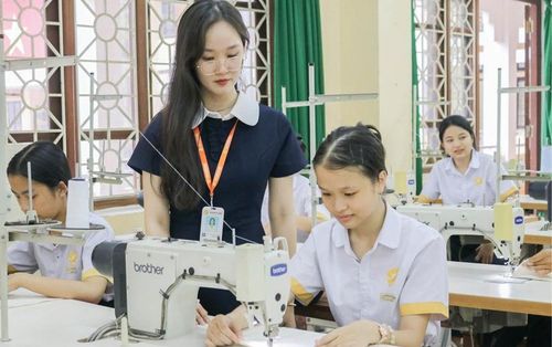 Lớp trung cấp nghề “9+” ngành may thời trang tại Trường Cao đẳng Huế 
