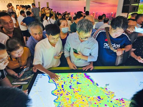 Người dân kỳ vọng Quy hoạch tổng thể Thủ đô Hà Nội tầm nhìn 100 năm sớm được cụ thể hóa bằng các quy hoạch cấp dưới. Ảnh: Mai Thu.