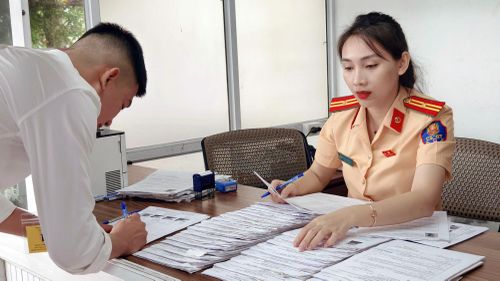 Sau khoảng 2 giờ từ khi thi đạt, học viên được cấp bằng lái xe trên VNeID.