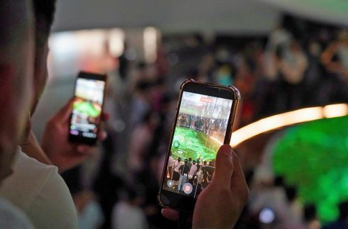 Rất đông người môi giới bất động sản livestream tại Triển lãm Quy hoạch tổng thể Thủ đô Hà Nội tầm nhìn 100 năm. Ảnh: Đặng Ngân.