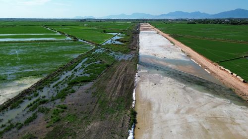 Dự án tuyến đường Tố Hữu nối dài đi sân bay Phú Bài có tổng chiều dài khoảng 9,59km, với tổng mức đầu tư 1.143 tỷ đồng. Dự án có 2 gói thầu, trong đó gói thầu 21 có chiều dài khoảng 6,1km và gói thầu số 20 có chiều dài khoảng 3,49km.