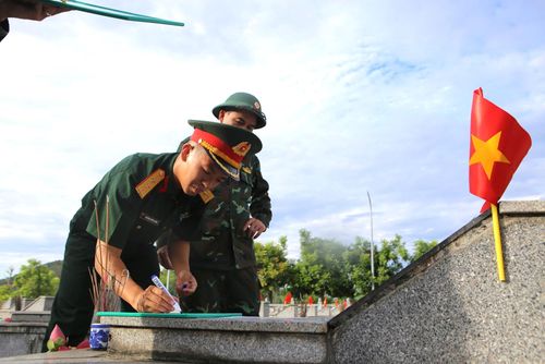 Từng thông tin được ghi chép, số hóa, từng vị trí được đánh dấu trước khi tiến hành mở mộ theo đúng quy trình kỹ thuật.