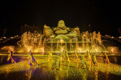 Show nhạc nước tại khu vực đại tượng Bồ Tát Di Lặc mang đến không gian huyền ảo, trang nghiêm mà an yên.
