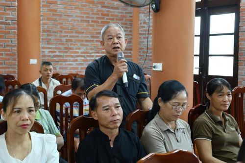 Người dân các địa phương tích cực tham gia ý kiến vào đề án sắp xếp các thôn, bản, khu phố tại nơi cư trú. Ảnh: Q.M.G