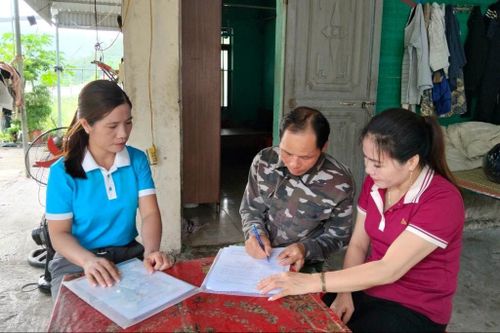 Cán bộ Hội phụ nữ đặc khu Vân Đồn phối hợp triển khai lấy ý kiến hộ gia đình về việc sắp xếp thôn, khu phố trên địa bàn: Ảnh: Thu Chung