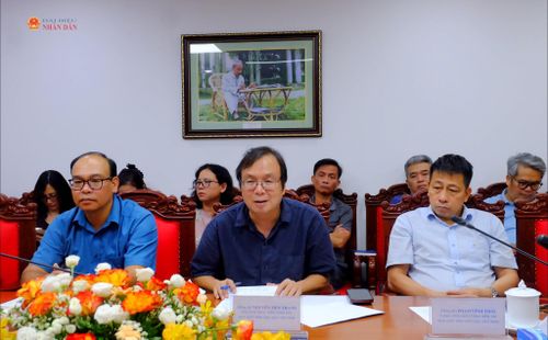 Chủ tịch Hội đồng thành viên, Tổng giám đốc NXBGDVN Nguyễn Tiến Thanh báo cáo Đoàn khảo sát