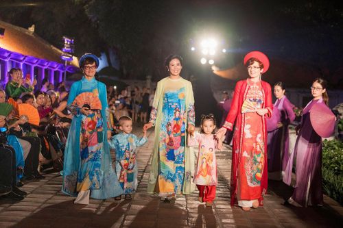 Trình diễn áo dài trong Chương trình Áo dài - Di sản văn hóa Việt Nam tại Di tích quốc gia đặc biệt Văn Miếu - Quốc Tử Giám, Hà Nội. Nguồn: toquoc.vn