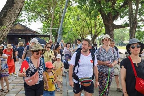  Cuộc đua của ngành du lịch Việt không chỉ nằm ở số lượng khách mà còn ở khả năng thu hút nhóm du khách chi tiêu cao hơn và lưu trú lâu hơn - Ảnh minh họa 