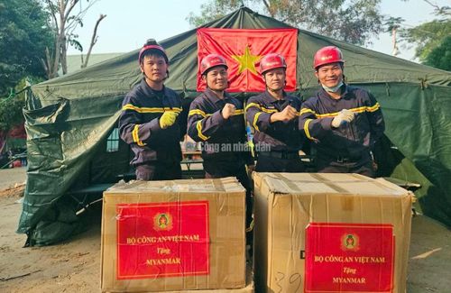  Thiếu tá Vũ Duy Hưng và Thiếu tá Bùi Nguyên Nghị (ở giữa) cùng các đồng đội thực hiện nhiệm vụ tại Myanmar. 