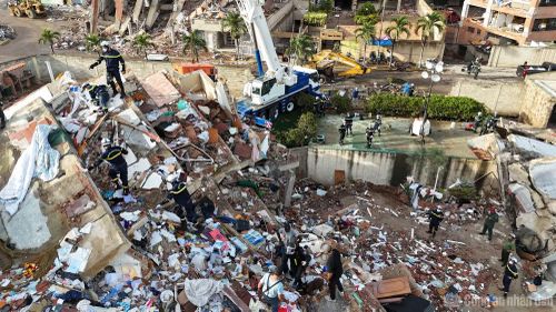 Tại Venezuela, các chiến sĩ phải đối diện ngay với những khối bê tông đổ nát, khói bụi, hóa chất, vật liệu sắc nhọn.