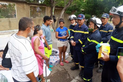 Đội Cứu nạn Cứu hộ Bộ Công an tại Venezuela tặng quà người dân địa phương. Ảnh: Khổng Hà