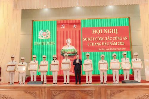 Thừa ủy quyền của Chủ tịch nước, đồng chí Hồ Văn Mười trao Huân chương bảo vệ Tổ quốc hạng Ba tặng 11 cá nhân.