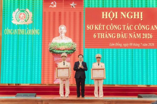 Thừa ủy quyền của Chủ tịch nước, đồng chí Hồ Văn Mười trao Huân chương bảo vệ Tổ quốc hạng Nhì tặng Đại tá Lê Hồng Phong, nguyên Phó Giám đốc Công an tỉnh và Đại tá Đinh Xuân Huy, nguyên Phó Giám đốc, Công an tỉnh Lâm Đồng.