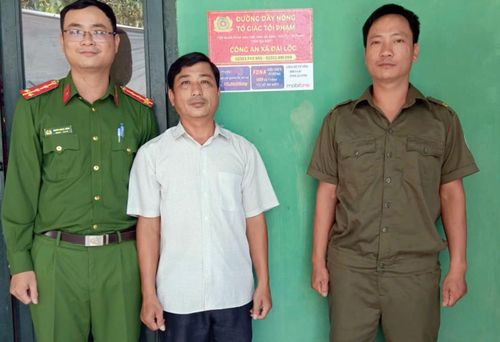 Lực lượng Cảnh sát khu vực Công an xã Đại Lộc “đi từng ngõ, gõ từng nhà” để tuyên truyền và dán tờ rơi đường dây nóng tố giác tội phạm.