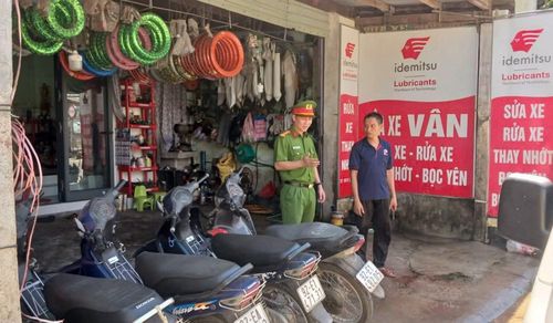 Cán bộ Công an xã Đại Lộc tuyên truyền, vận động các tiệm sửa chữa xe mô tô, xe máy trên địa bàn không độ, chế phương tiện cho người dân.