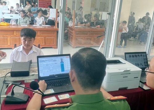 Công an xã Đại Lộc tổ chức cao điểm thu nhận hồ sơ cấp căn cước và định danh điện tử cho trẻ từ đủ 6 tuổi đến dưới 14 tuổi.
