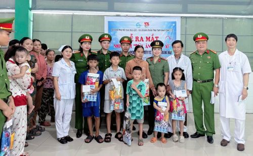 Công xã Đại Lộc tổ chức “Bữa ăn nhân ái” tại Bệnh viện Đa khoa khu vực miền núi phía Bắc Quảng Nam.