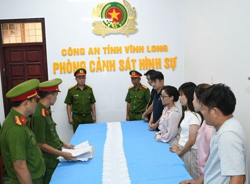 Cơ quan CSĐT Công an tỉnh Vĩnh Long tống đạt các quyết định tố tụng đối với bị can để điều tra về hành vi “Lừa dối khách hàng”.