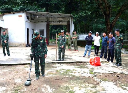 Lực lượng chức năng tỉnh Đắk Lắk đang tiến hành khảo sát trong khu vườn của gia đình ông Tô Điền Lâm để tìm nơi chôn cất hài cốt liệt sĩ Kiều Đăng Khoa.