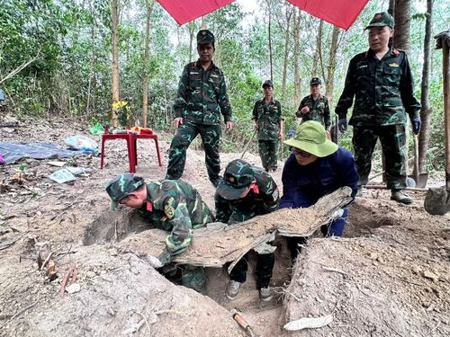 Lực lượng chức năng tỉnh Đắk Lắk tiến hành cất bốc, đưa 2 liệt sĩ tìm thấy ở khu vực núi Hòn Ông.