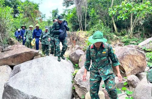 Sau khi vượt hơn 5km đường rừng, lực lượng chức năng tỉnh Đắk Lắk đã đến khu vực núi Hòn Ông, nơi tìm thấy 2 hài cốt liệt sĩ.