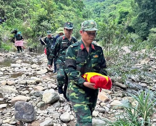 Sau một ngày tìm kiếm, lực lượng chức năng đã tìm thấy 2 phần mộ liệt sĩ và tiến hành đưa các anh về an táng.
