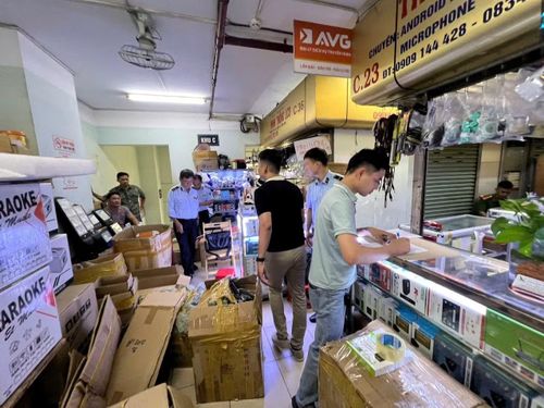 Qua kiểm tra, cơ quan chức năng thu giữ nhiều thiết bị chuyển đổi âm thanh, đầu box, đầu thu truyền hình kỹ thuật số không rõ nguồn gốc, xuất xứ.